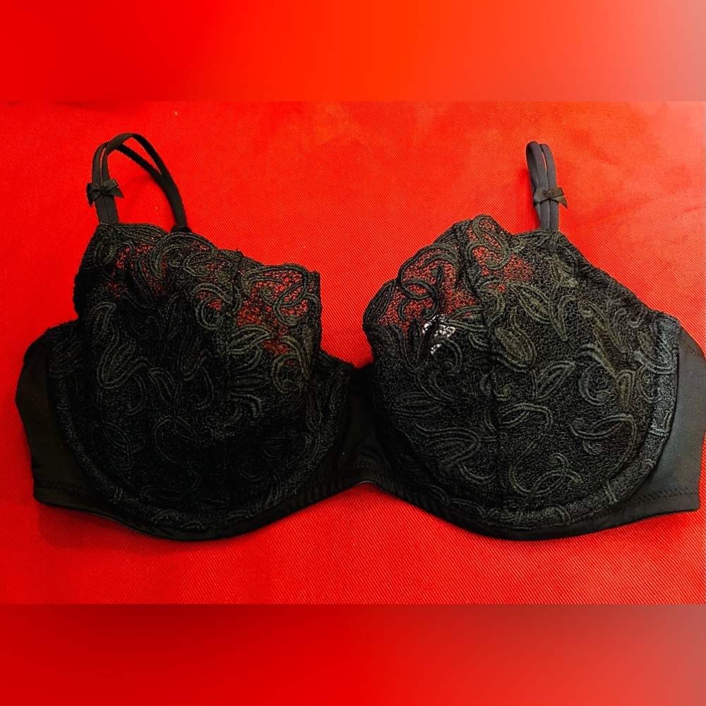Victoria’s Secret Lined Demi. In Black New with tags. Size 36D